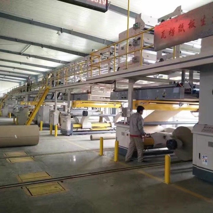 خط إنتاج الورق المقوى 200 م / دقيقة ، مصنع تمويج أوتوماتيكي 5 طبقات